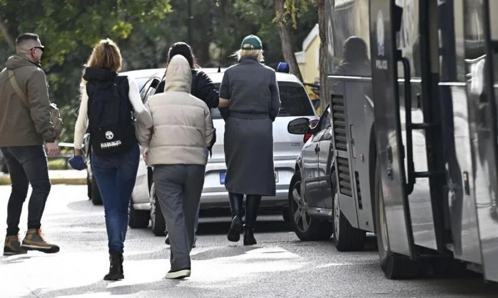 Κύκλωμα προστασίας οίκων ανοχής: 3 προσωρινά κρατούμενοι - Μεταξύ τους και η αστυνομικός